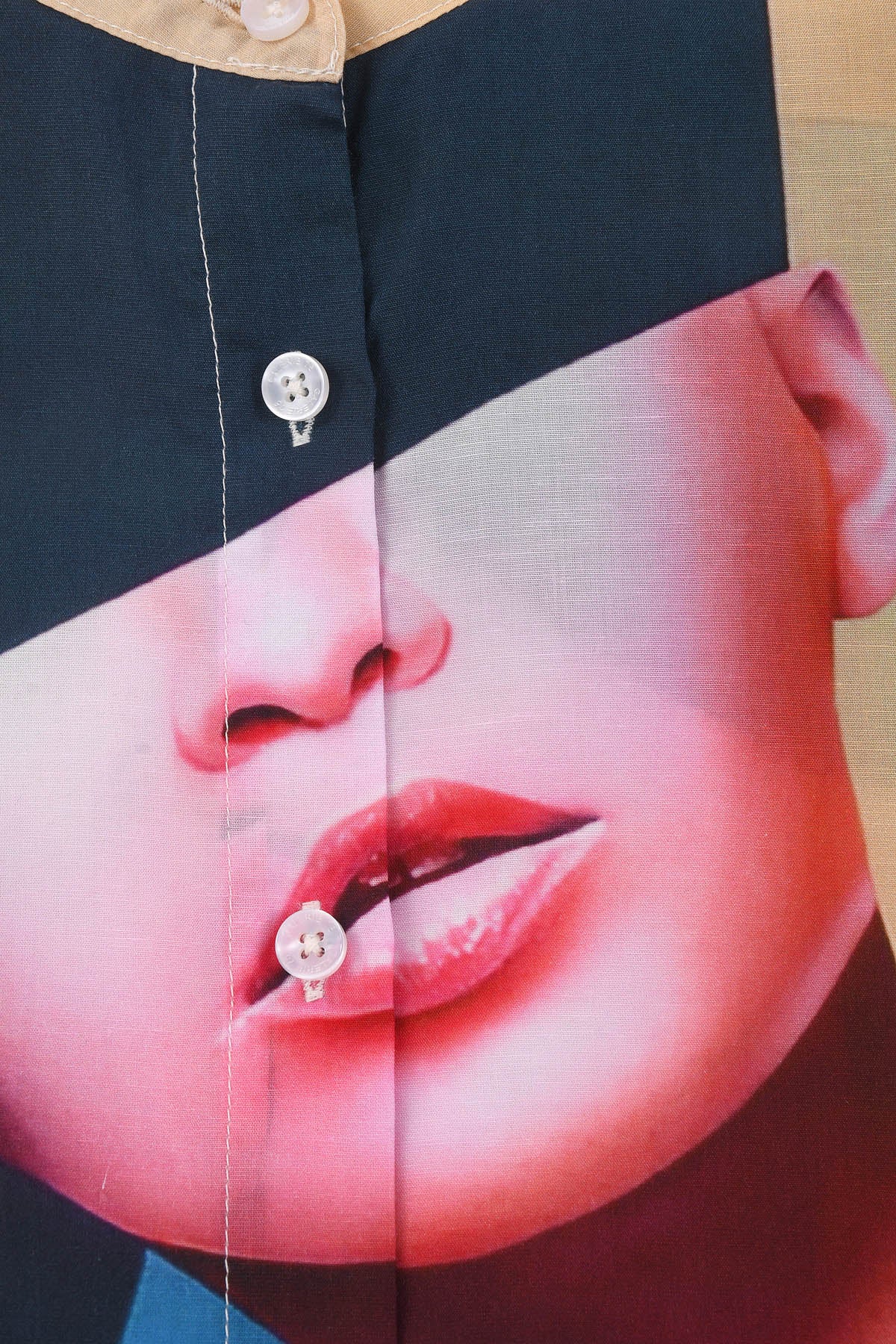 Zoom boutons tunique femme soie " Les Amazones" Art by Skio x Galerie 75