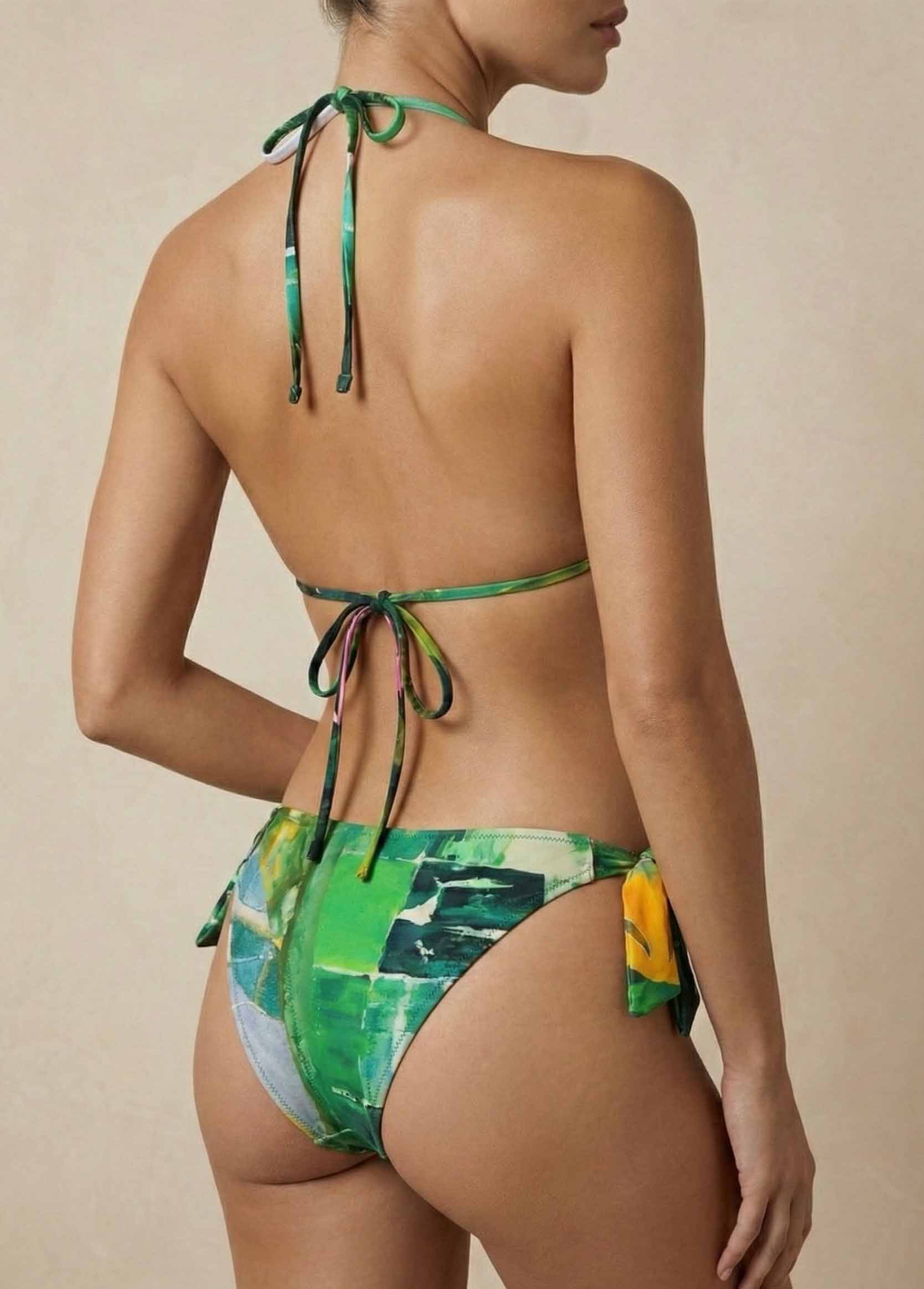 une-bouteille-a-ta-mere-bikini dos porté mannequin