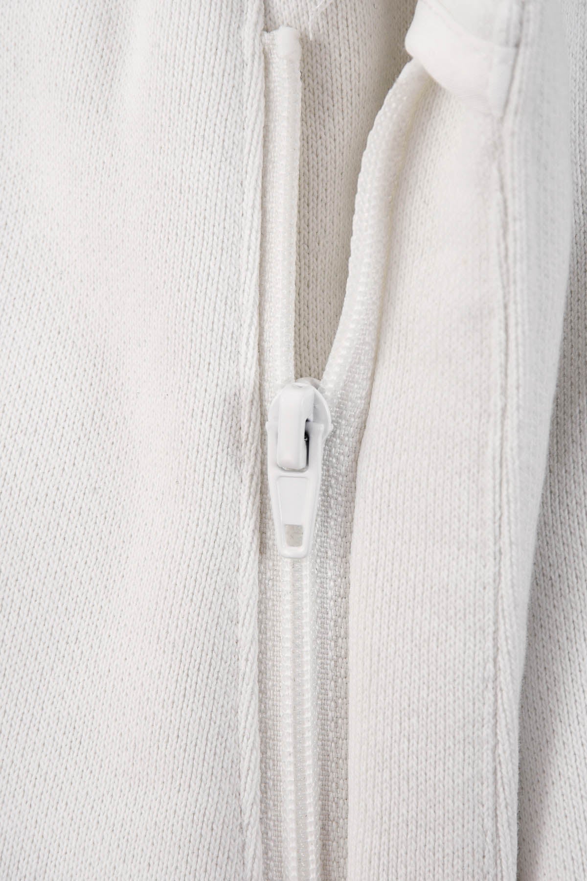 zip Pantalon homme blanc cassé avec Revers Œuvre “Les Amazones” de Skio x Galerie 75