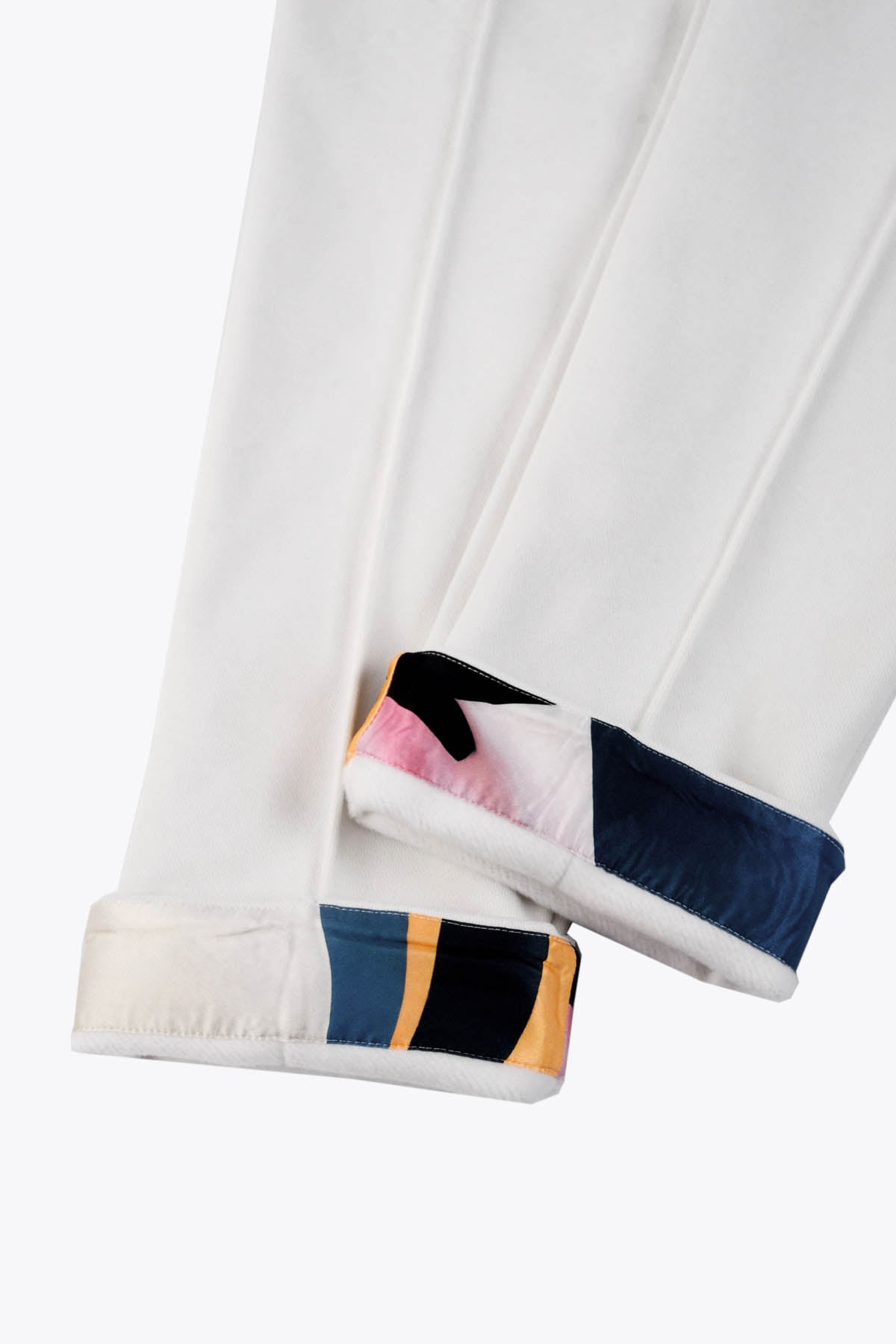 Zoom revers Pantalon homme blanc cassé avec Revers Œuvre “Les Amazones” de Skio x Galerie 75