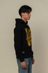 shean notre model portant le hoodie EGOCENTRIK noir et jaune Yellow Flowers par CHLOE KELLY MILLER