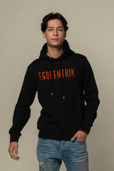 Shean notre mannequin portant le hoodie noir a la broderie rouge en Coton French Terry 480gr