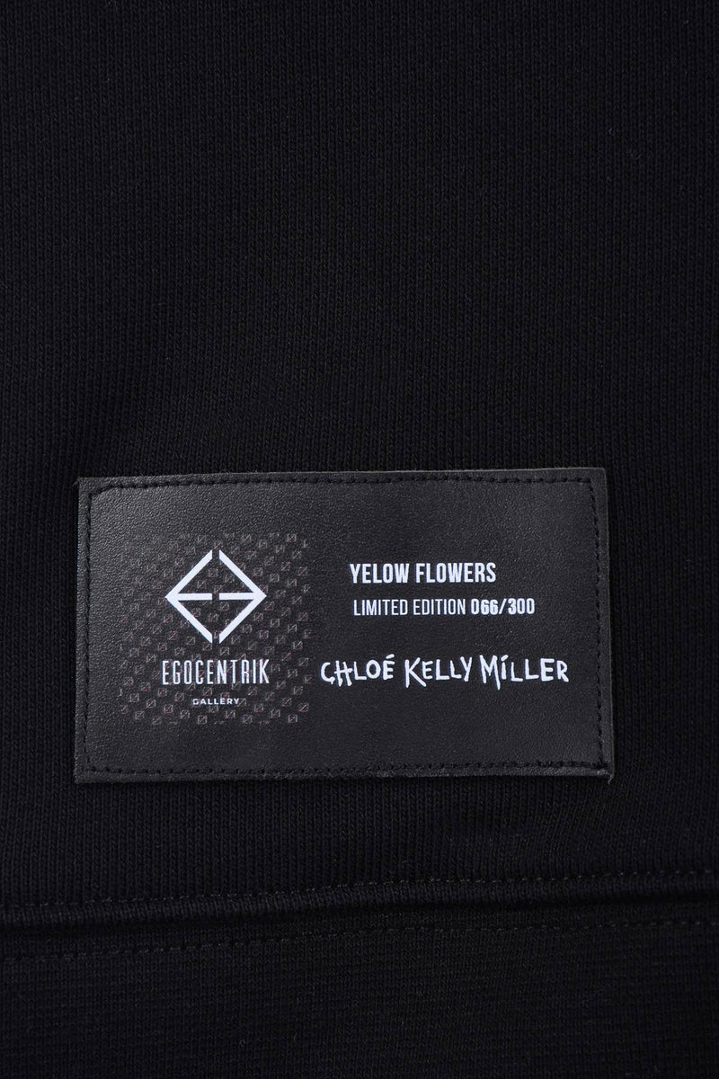 le patch edition limite avec la signature de l'artiste et le nom du tableau, sans oublier le numero de l'exemplaire ici Yellow Flowers par CHLOE KELLY MILLER