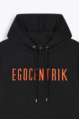 les cordons de ce sweat a capuche noir EGOCENTRIK sont fini par des passants et des embouts au nom de la marque