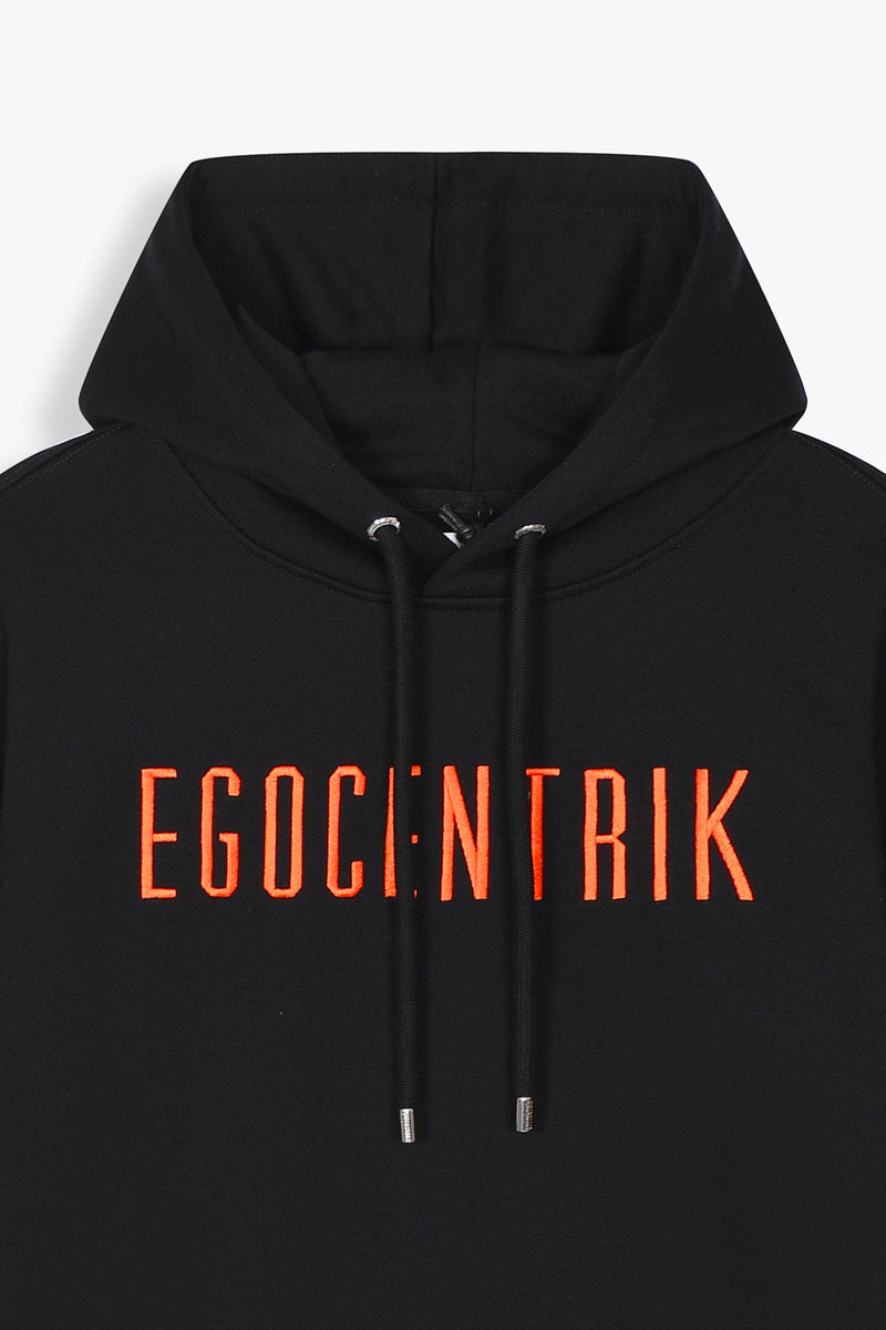 les cordons de ce sweat a capuche noir EGOCENTRIK sont fini par des passants et des embouts au nom de la marque