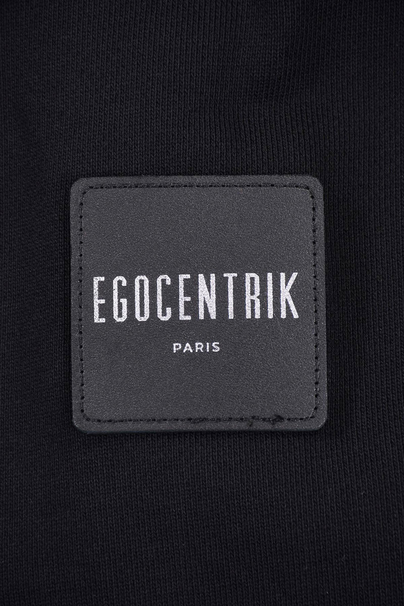 un patch en cuir avec le logo de la marque est present sur le bras