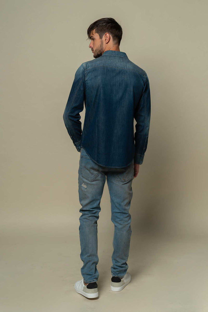 Pierre notre mannequin portant la chemise en jean bleu et le jean bleu EGOCENTRIK