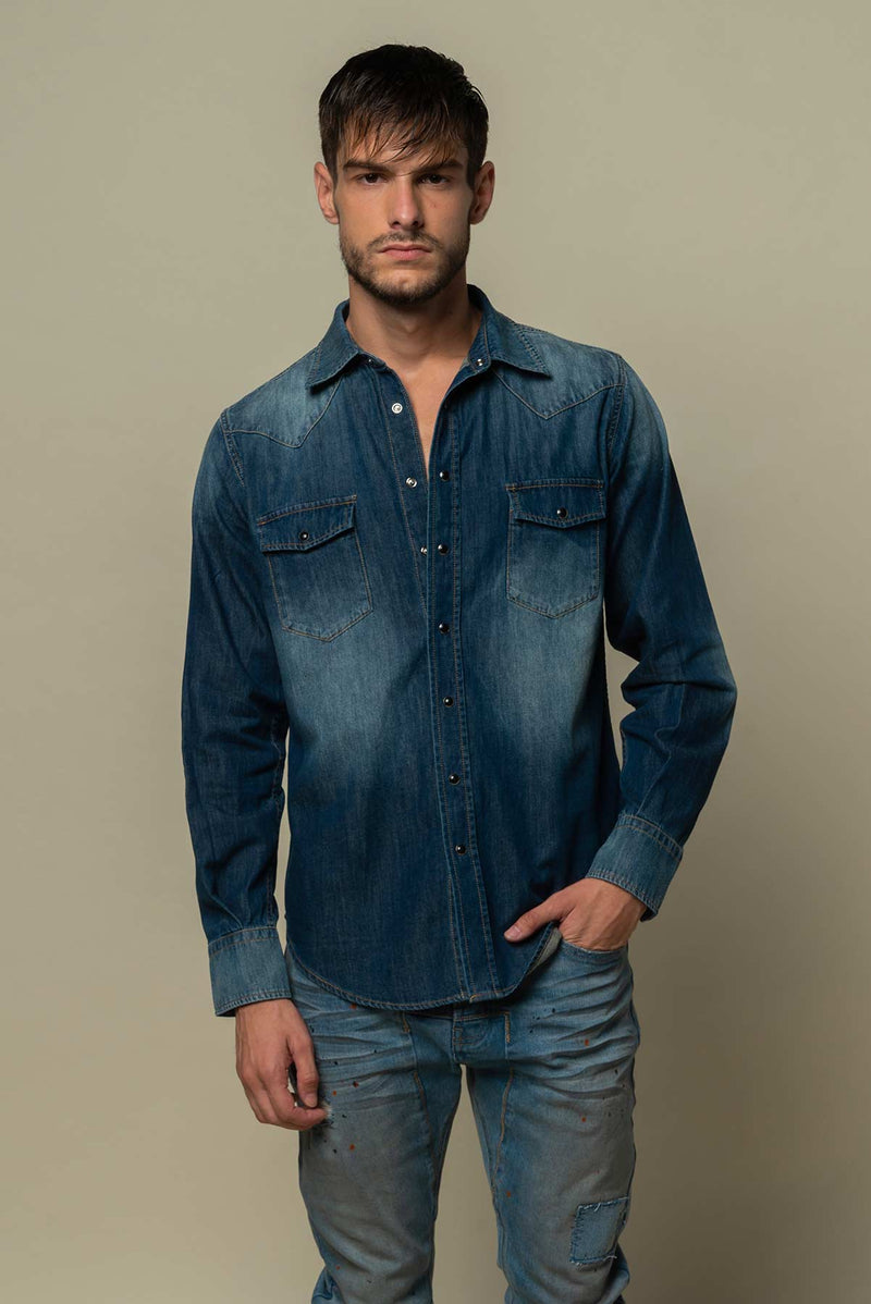 la chemise en jean denim bleu soutenu, et son boutonage a pression noir