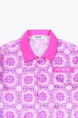 le col de la chemise en soie rose EGOCENTRIK avec sa poche et son logo