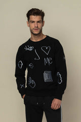 Pierre notre mannequin portant le magnifique crewneck noir au broderie blanches une piece tendance