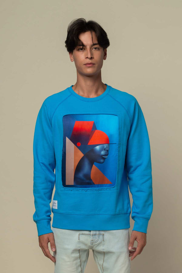 la vue de face de notre crewneck bleu par SKIO pour EGOCENTRIK Paris