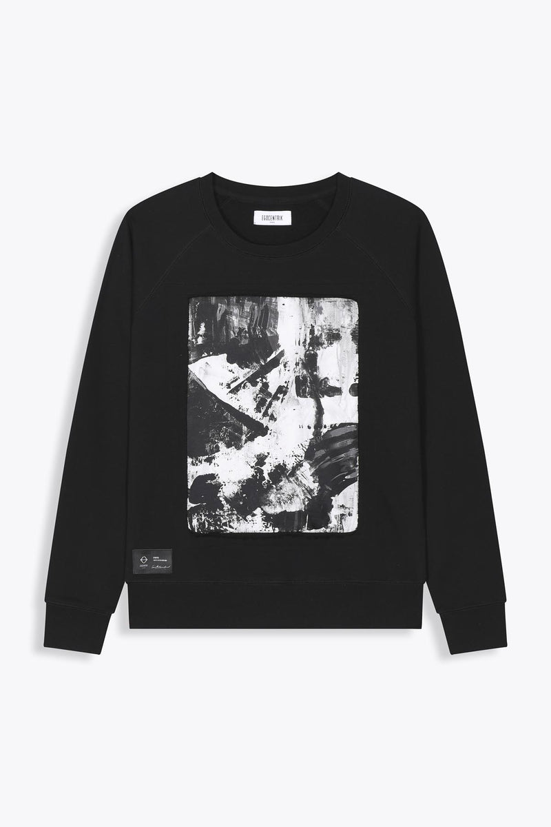 le crewneck noir EGOCENTRIK avec un empiècement de soie de l'oeuvre "Strates" de l'artiste Français CAMILLE BOULARD