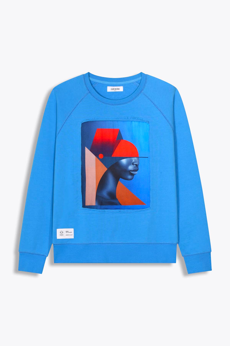 le sweat Bleu avec l'empiecement de soie de l'oeuvre  " Serieuse " du peintre Francais SKIO