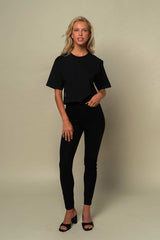 all black pour ce look chic avec notre crop-top