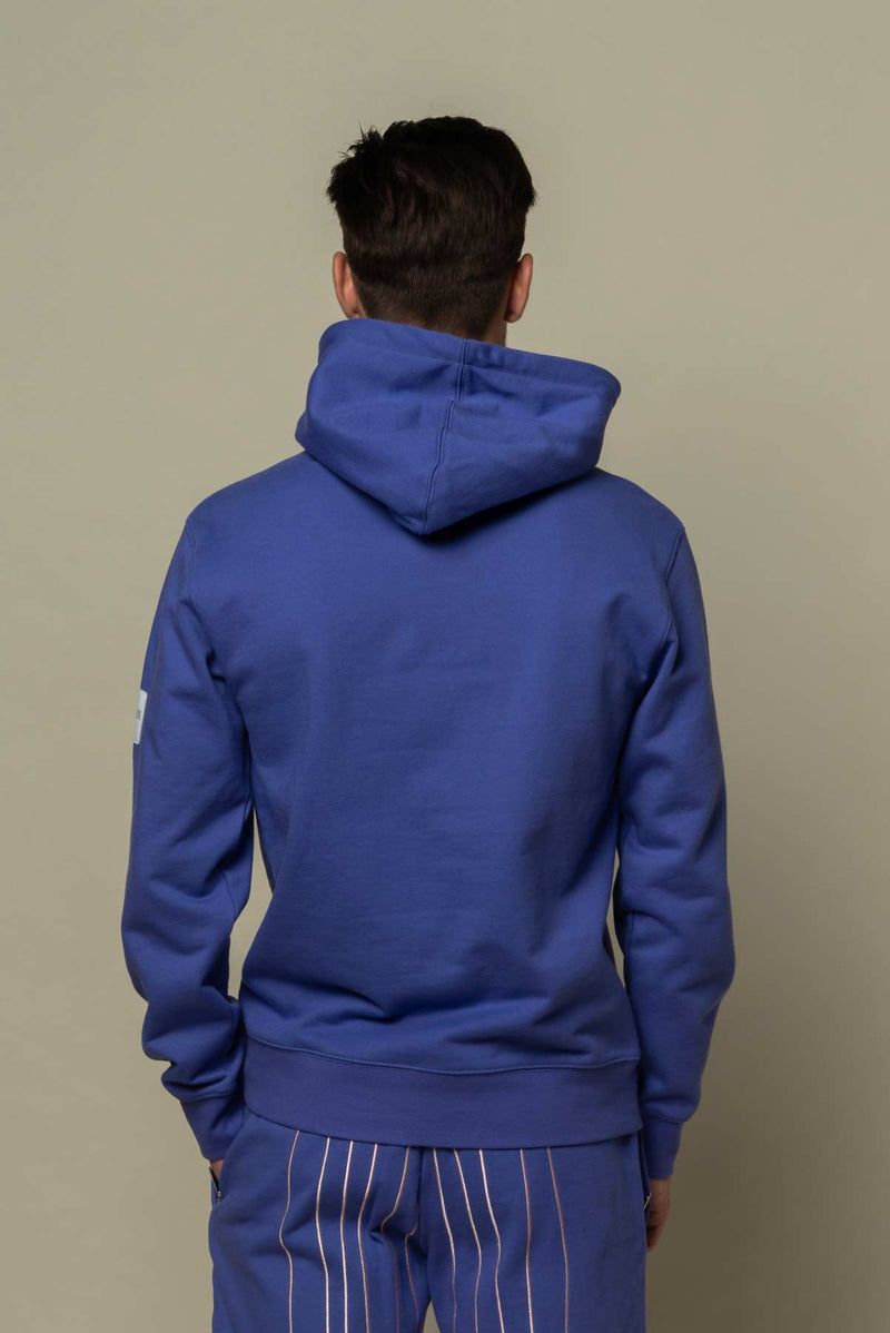 encore une vue de dos de ce sweat a capuche violet veri peri avec son short en Coton French Terry 480gr