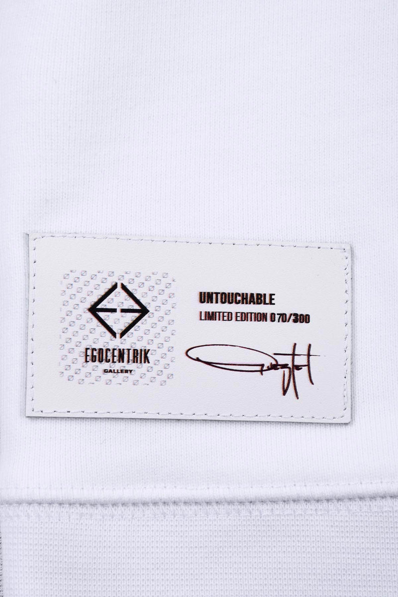 le patch edition limite et la signature du peintre cousu en bas du sweatshirt blanc