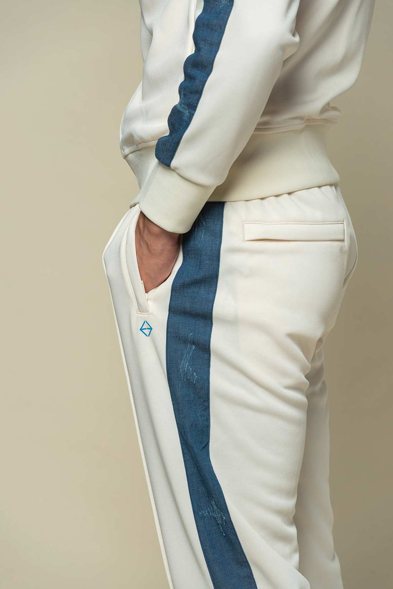 Superber pantalon beig de survetement avec details en jean bleu, et son logo EGOCENTRIK 