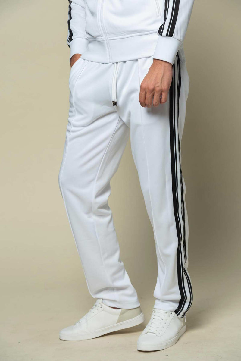 ce pantalon de survetement blanc et noir a une couture sur le devant pour un style tres 90's