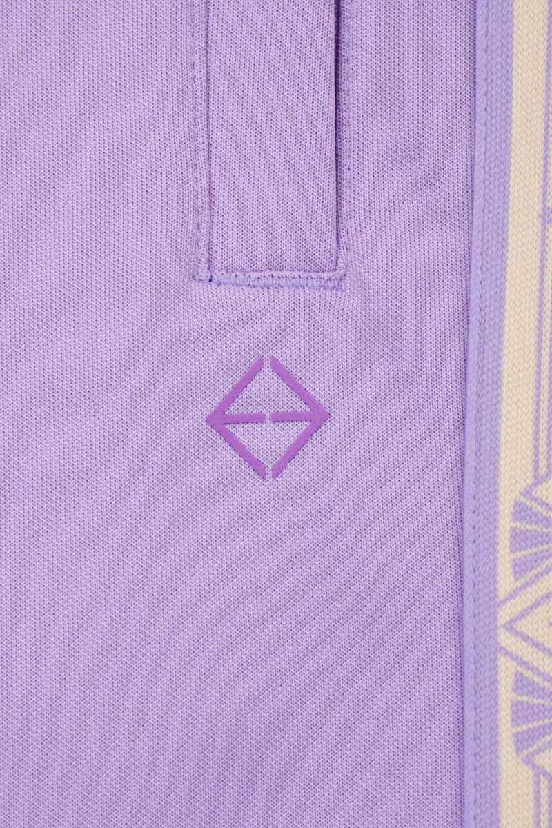 Le logo EGOCENTRIK finement brode sous la poche du pantalon lilas