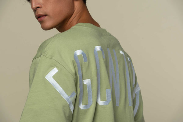 vue de la broderie sur le dos et les epaules sur ce t-shirt Vert kaki oversize