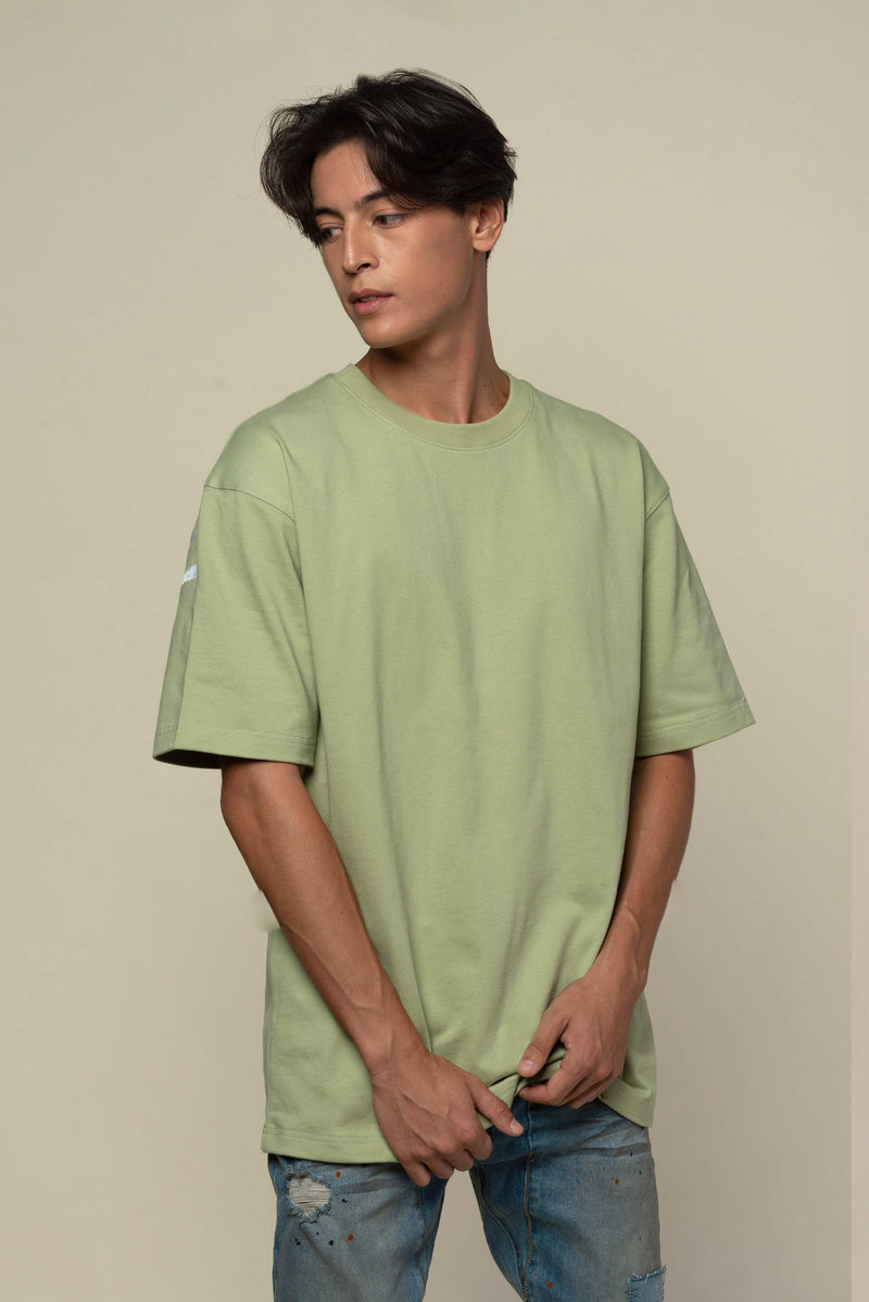 notre mannequin en tshirt oversize de couleur vert