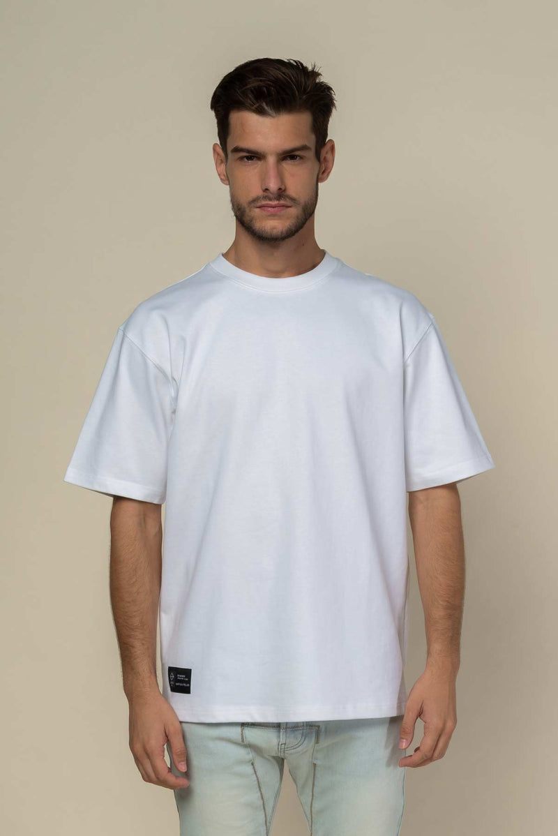 Pierre de face avec ce t-shirt blanc oversize egocentrik Feat CHLOE KELLY MILLER