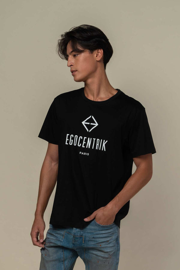 Notre model portant le Tshirt noir egocentrik Paris