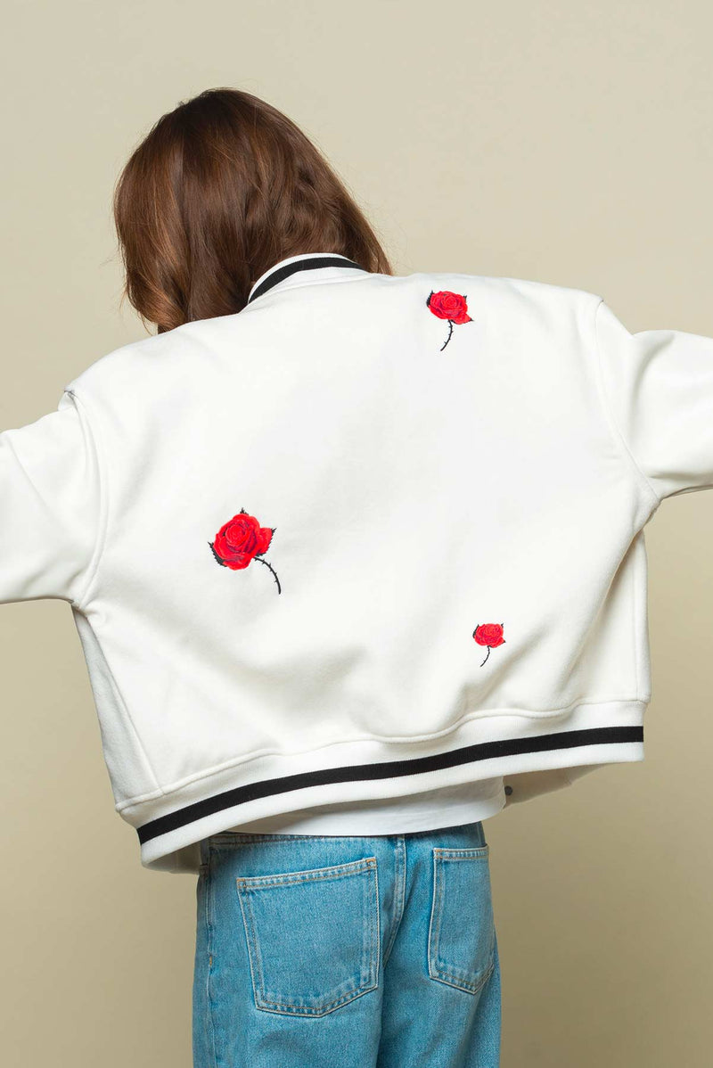 les roses en broderie sur le blouson